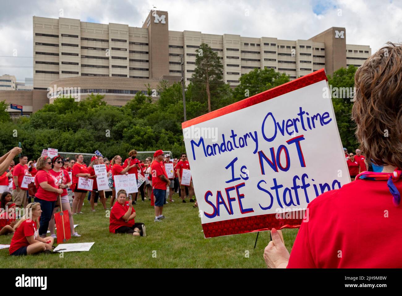 Ann Arbor, Michigan, États-Unis. 16th juillet 2022. Plus d'un millier d'infirmières et de partisans de la communauté ont manifesté contre l'hôpital de l'Université du Michigan, protestant contre les traîtres de pied de la direction dans les négociations de contrats syndicaux. L'Association des infirmières du Michigan veut éliminer les heures supplémentaires obligatoires et améliorer les conditions de travail selon les infirmières, elles ont un effet négatif sur les soins aux patients. Crédit : Jim West/Alay Live News Banque D'Images