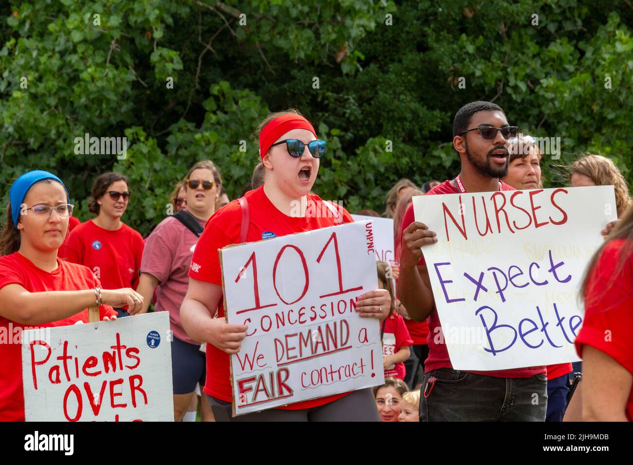 Ann Arbor, Michigan, États-Unis. 16th juillet 2022. Plus d'un millier d'infirmières et de partisans de la communauté ont manifesté contre l'hôpital de l'Université du Michigan, protestant contre les traîtres de pied de la direction dans les négociations de contrats syndicaux. L'Association des infirmières du Michigan veut éliminer les heures supplémentaires obligatoires et améliorer les conditions de travail selon les infirmières, elles ont un effet négatif sur les soins aux patients. Crédit : Jim West/Alay Live News Banque D'Images