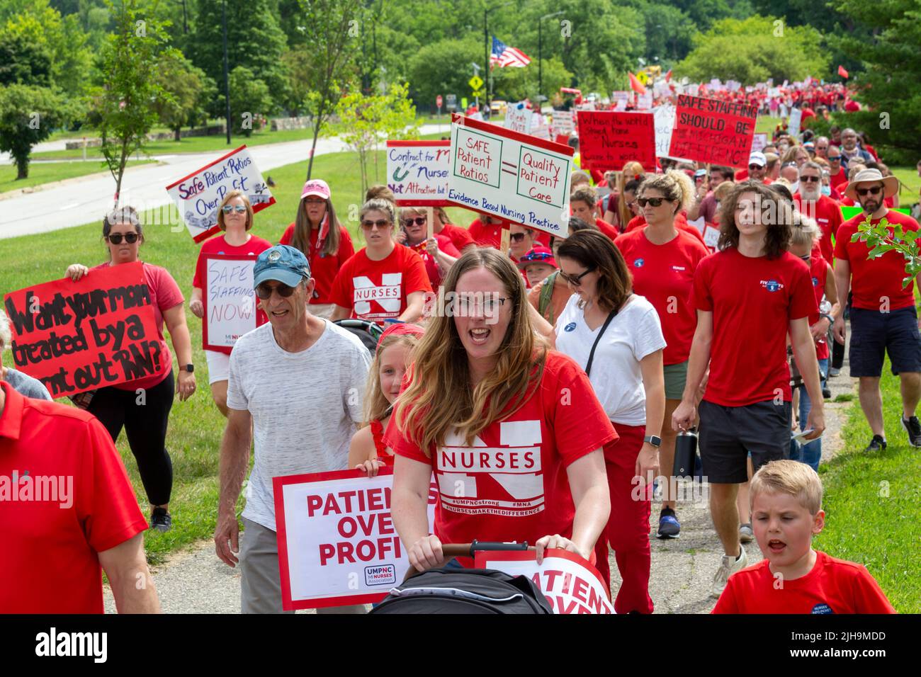 Ann Arbor, Michigan, États-Unis. 16th juillet 2022. Plus d'un millier d'infirmières et de partisans de la communauté ont manifesté contre l'hôpital de l'Université du Michigan, protestant contre les traîtres de pied de la direction dans les négociations de contrats syndicaux. L'Association des infirmières du Michigan veut éliminer les heures supplémentaires obligatoires et améliorer les conditions de travail selon les infirmières, elles ont un effet négatif sur les soins aux patients. Crédit : Jim West/Alay Live News Banque D'Images