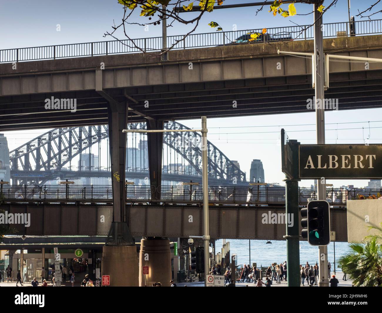 Le pont du port de Sydney entre la gare de Circular Quay et la Cahill Expressway (en haut). Banque D'Images