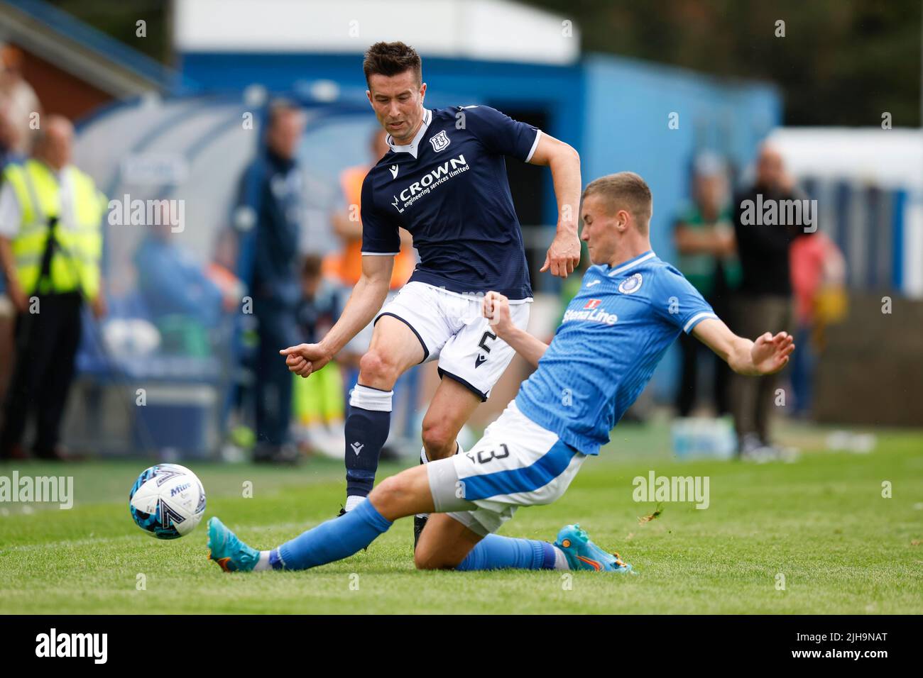 16th juillet 2022, Stair Park, Stranraer, Écosse: Scottish League Cup football Stranraer FC contre Dundee FC; Cammy Kerr de Dundee est attaqué par Sam Ellis de Stranraer Banque D'Images
