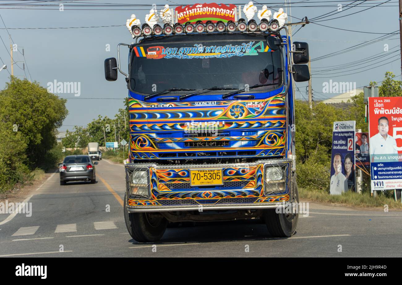 BANGKOK, THAÏLANDE, APR 29 2022, Un camion peint conduit sur la route Banque D'Images