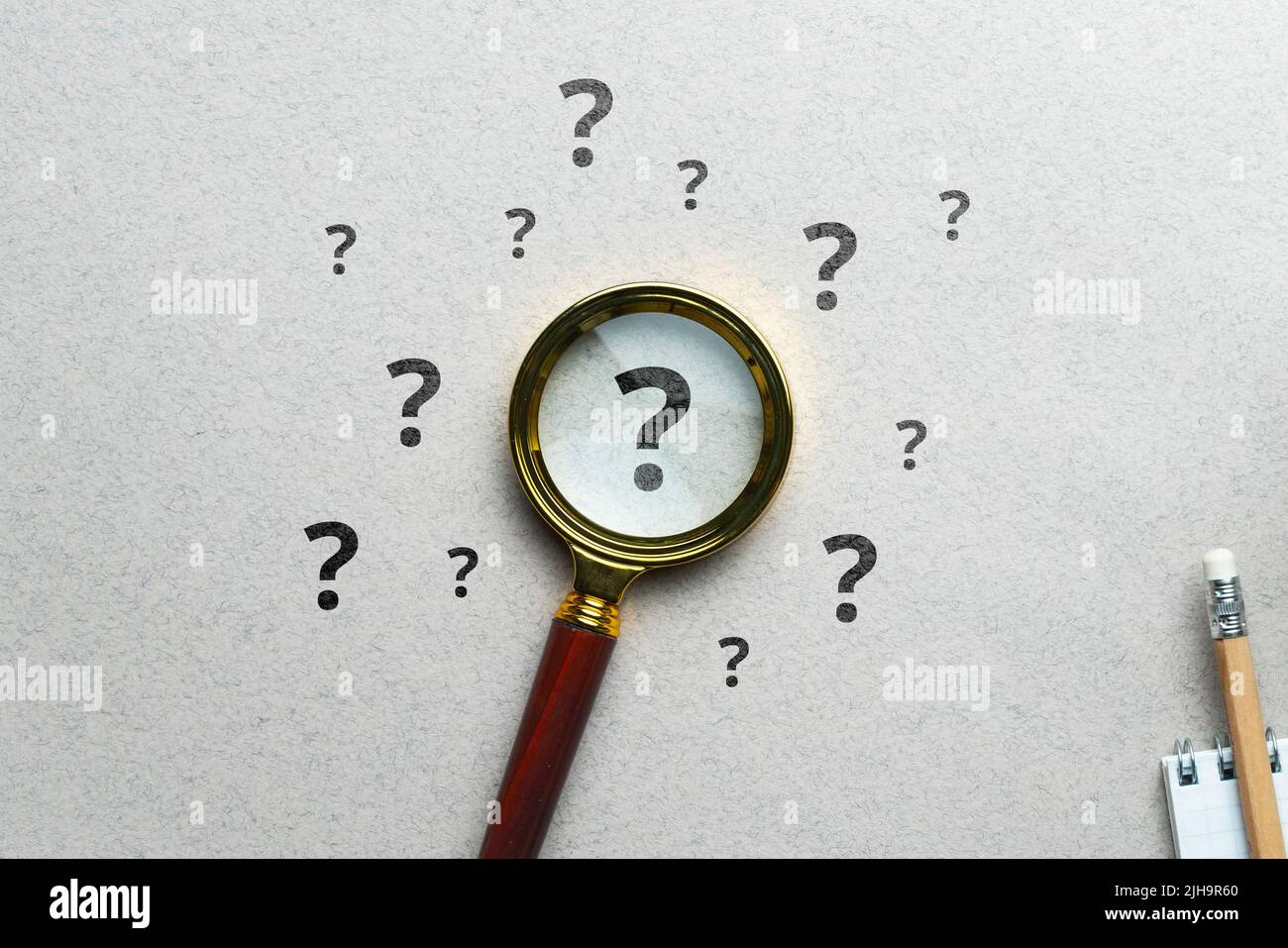 Concept de point d'interrogation ou FAQ. Affiche sous la loupe. Banque D'Images