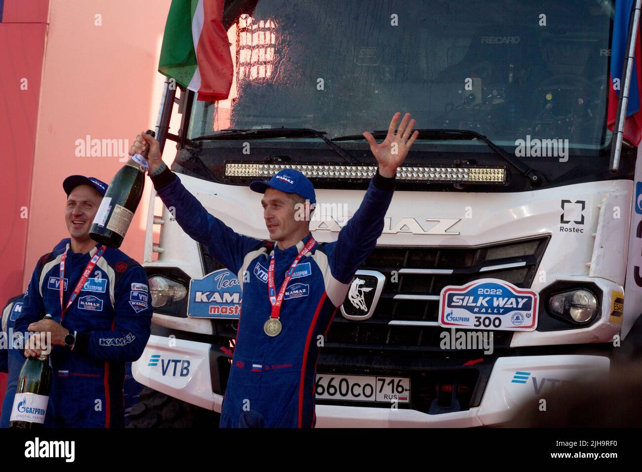 Moscou, Russie. 16th juillet 2022. Le pilote Dmitry Sotnikov de l'équipe Kamaz-Master, le gagnant en or dans la catégorie des camions, assiste à une cérémonie de remise des prix après la fin du rallye de la voie de la soie, un raid de rassemblement d'Astrakhan à Moscou, au complexe sportif russe de Luzhniki à Moscou. Nikolay Vinokurov/Alay Live News Banque D'Images