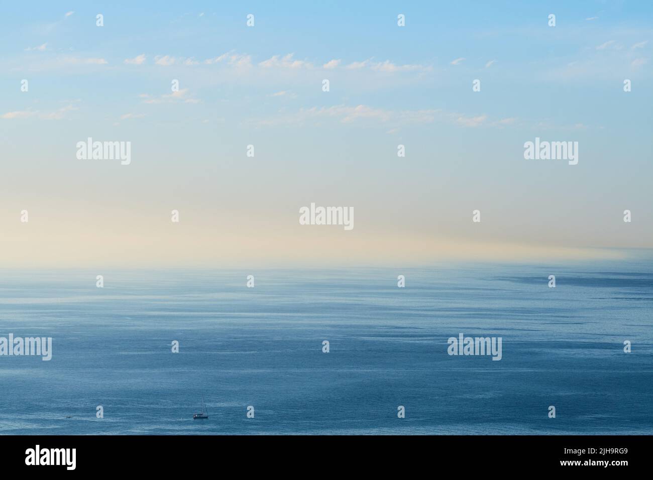 Un océan vide avec un ciel bleu et un espace de copie. Un large paysage marin ouvert de fond d'une plage avec l'eau calme. Surface de mer pittoresque avec des ondulations apaisantes et Banque D'Images