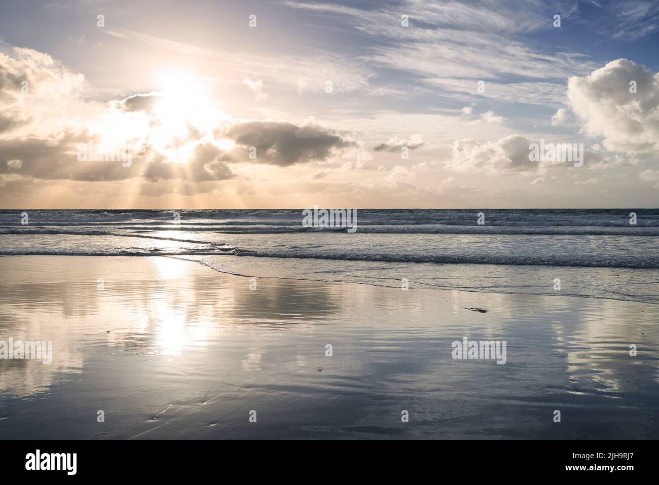 CopySpace en mer avec ciel nuageux au crépuscule au-dessus de l'horizon au coucher du soleil. Eaux calmes de l'océan à une plage de Torrey Pines, San Diego, Californie Banque D'Images