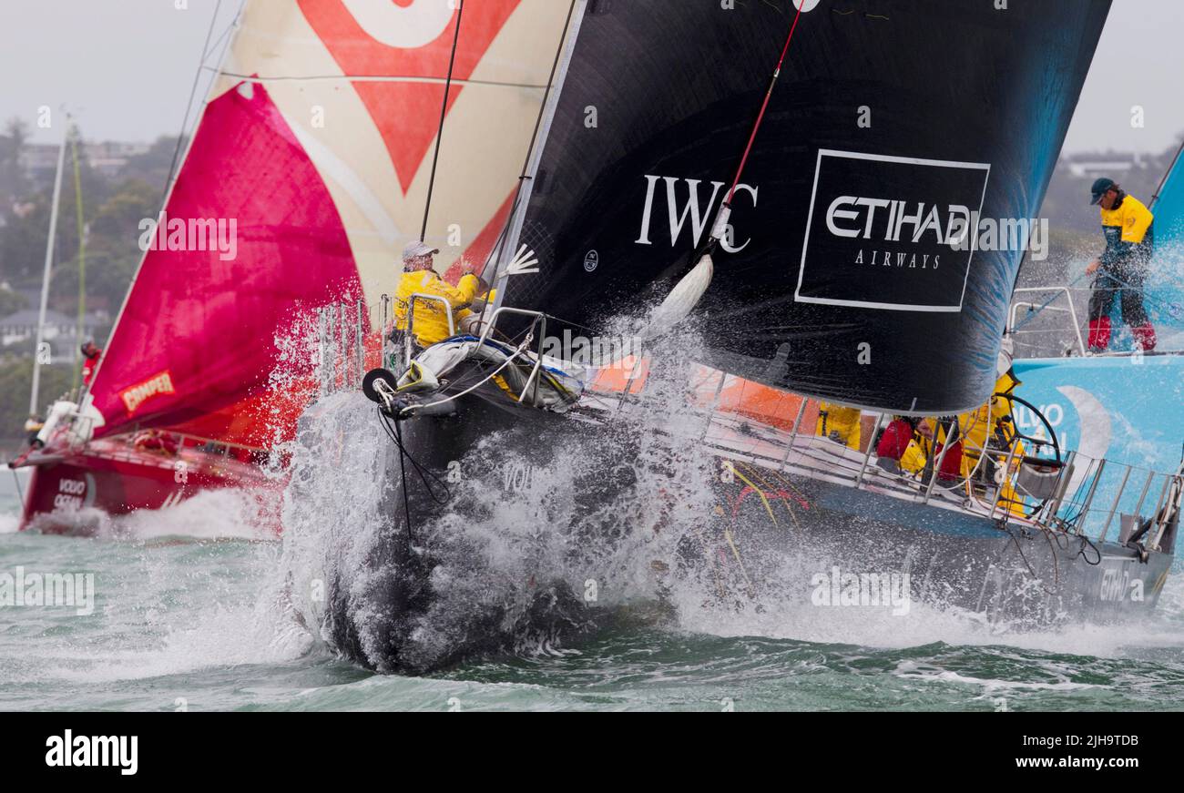 Campeur avec Emirates Team New Zealand, à gauche, Abu Dhabi Ocean Racing et Team Telefonica quittent le port pour la LEG 5 à Itajai, Brésil dans le cadre de la Banque D'Images