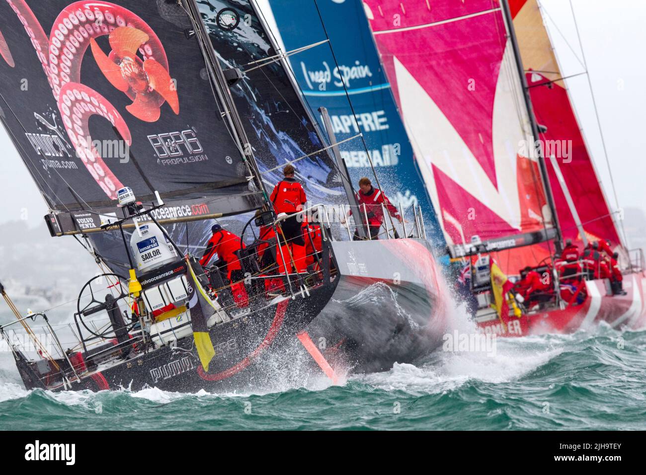 Puma Ocean Racing, à gauche, Team Telefonica et Camper avec Emirates Team New Zealand quittent le port pour la LEG 5 à Itajai, Brésil dans le cadre de la Volvo Banque D'Images