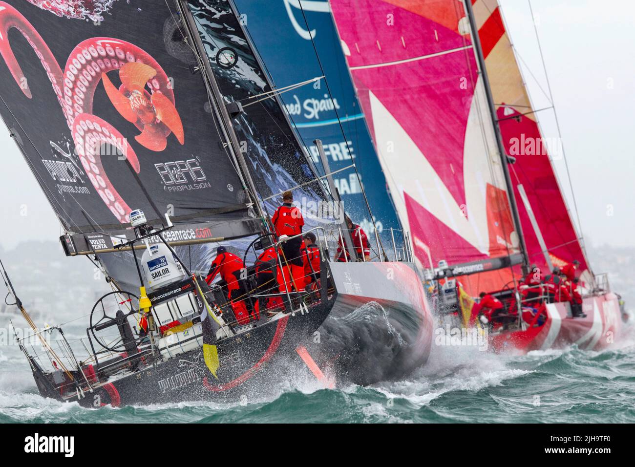 Puma Ocean Racing, à gauche, Team Telefonica et Camper avec Emirates Team New Zealand quittent le port pour la LEG 5 à Itajai, Brésil dans le cadre de la Volvo Banque D'Images