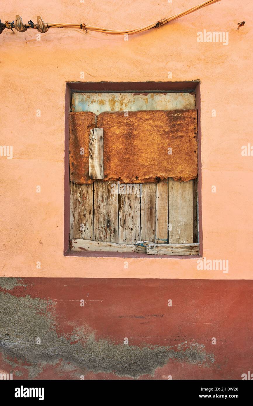 Fenêtre abandonnée et bordée sur une maison vide de la pauvreté et de la crise économique à Santa Cruz, la Palma, Espagne. Panneaux de recouvrement et de blocage en bois Banque D'Images