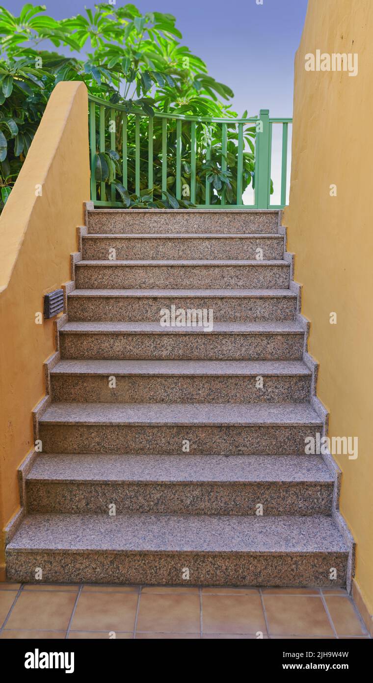 Architecture extérieure d'un escalier sur un bâtiment dans une belle ville de style colonial de Santa Cruz de la Palma en Espagne. Décoration classique en carrelage Banque D'Images