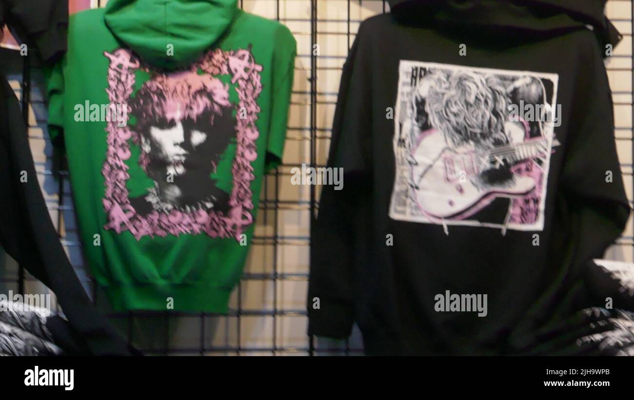 Inglewood, Californie, États-Unis 13th juillet 2022 pistolet à machine Kelly et avril Lavigne Mainstream Sellout Tour concert Merch au Kia Forum on 13 juillet 2022 à Inglewood, Californie, États-Unis. Photo par Barry King/Alay stock photo Banque D'Images