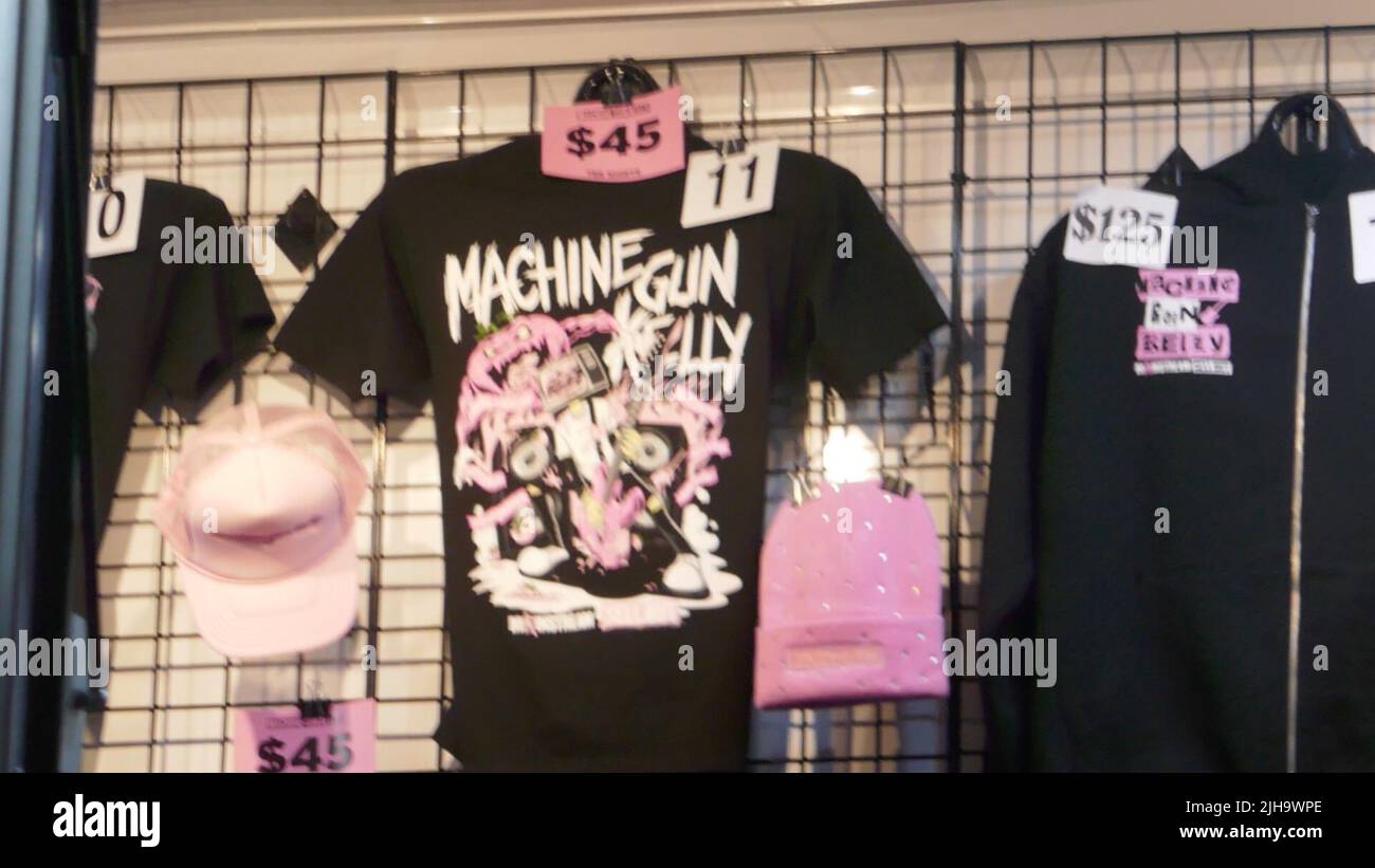 Inglewood, Californie, États-Unis 13th juillet 2022 pistolet à machine Kelly et avril Lavigne Mainstream Sellout Tour concert Merch au Kia Forum on 13 juillet 2022 à Inglewood, Californie, États-Unis. Photo par Barry King/Alay stock photo Banque D'Images