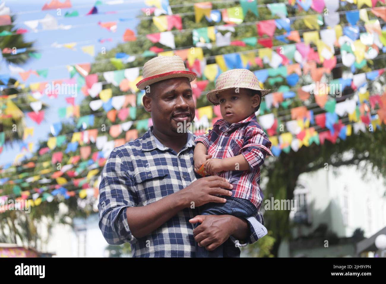 salvador, bahia, brésil - 24 juin 2022: Enfant avec des vêtements typiques de cou rouge pendant la fête de Sao Joao dans le centre historique de Pelourinho de la ville de Salvado Banque D'Images