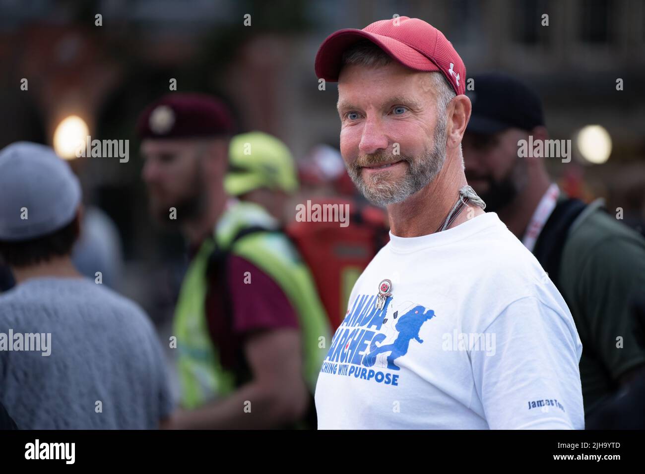 Le vétéran James Topp se met en pause pour sourire au Mémorial national de guerre après qu'il ait terminé sa marche à Ottawa pour protester contre les mandats de la COVID à 30 juin 2022. Banque D'Images