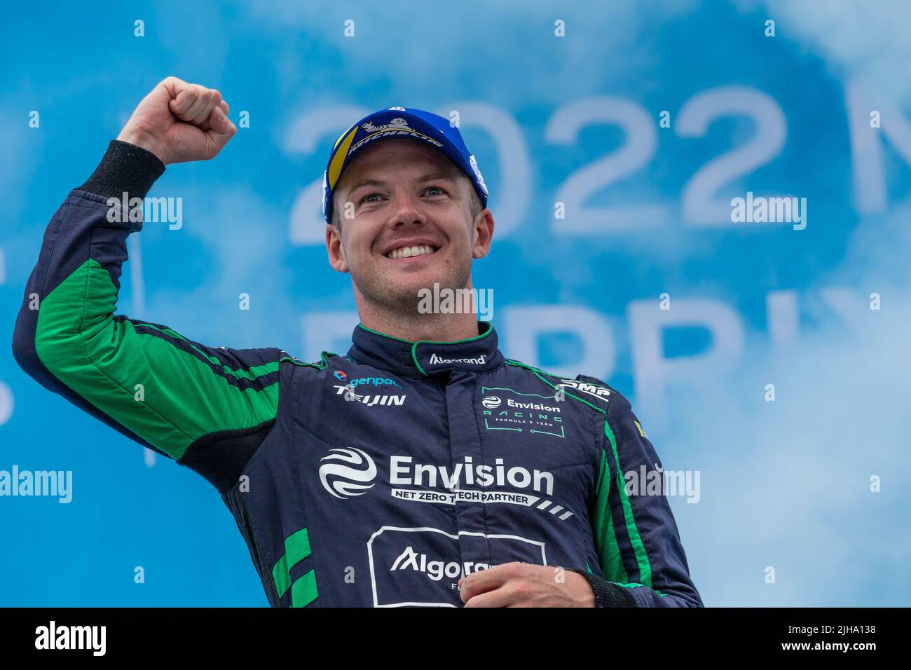 New York, NY - 16 juillet 2022 : Nick Cassidy de l'écurie Envision Racing sourit après avoir remporté la partie 11 de la course automobile de Formule E au terminal de croisière de Red Hook Brooklyn. Banque D'Images