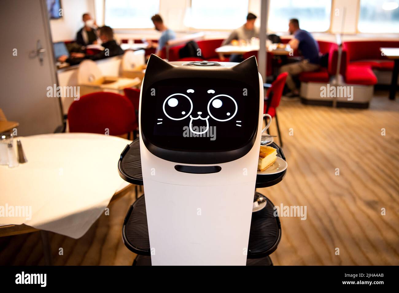 Emden, Allemagne. 13th juillet 2022. Le robot gastronomique 'Bella Bot' sur  le ferry MS Ostfriesland entre Emden et Borkum. (À dpa 'Gastro robot 'Bella  Bot' sert sur Borkum ferry') Credit: Sina Schuldt/dpa/Alay