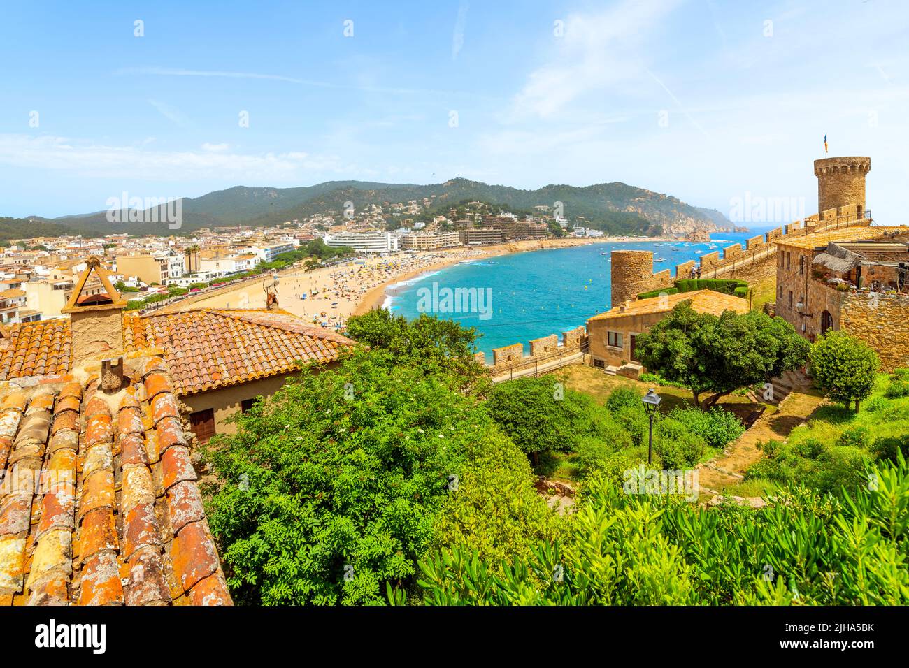 Vue depuis le château de la plage datant du 12th siècle au sommet d'une colline et la vieille ville de Tossa de Mar, en Espagne, le long de la côte de la Costa Brava. Banque D'Images