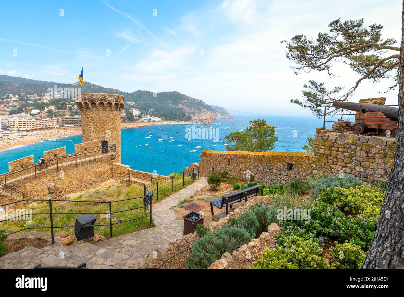 Vue depuis le château de la plage datant du 12th siècle au sommet d'une colline et la vieille ville de Tossa de Mar, en Espagne, le long de la côte de la Costa Brava. Banque D'Images