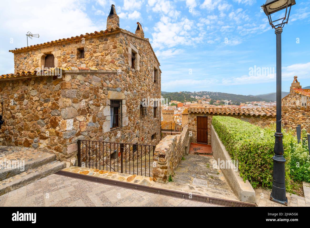 Vue depuis le château de la plage datant du 12th siècle au sommet d'une colline et la vieille ville de Tossa de Mar, en Espagne, le long de la côte de la Costa Brava. Banque D'Images