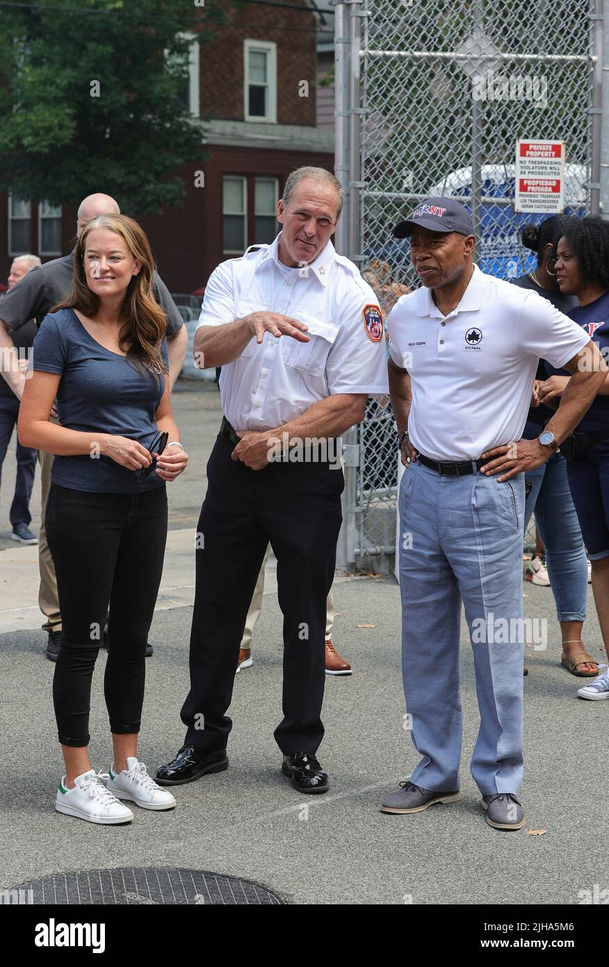 Queens, New York, États-Unis, 16 juillet 2022 - le maire de la ville de New York, Eric Adams, assiste aujourd'hui à Corona Queens à la partie bloc des services d'incendie de la ville de New York (FDNY), en compagnie de John J. Hodgens, chef des opérations d'incendie de la FDNY et commissaire intérimaire de la FDNY, Laura Kavanagh. Photo: Crédit PHOTO Luiz Rampelotto/EuropaNewswire OBLIGATOIRE. Banque D'Images