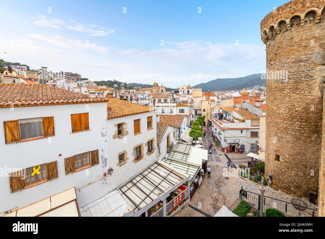 Vue depuis le château de la plage datant du 12th siècle au sommet d'une colline et la vieille ville de Tossa de Mar, en Espagne, le long de la côte de la Costa Brava. Banque D'Images