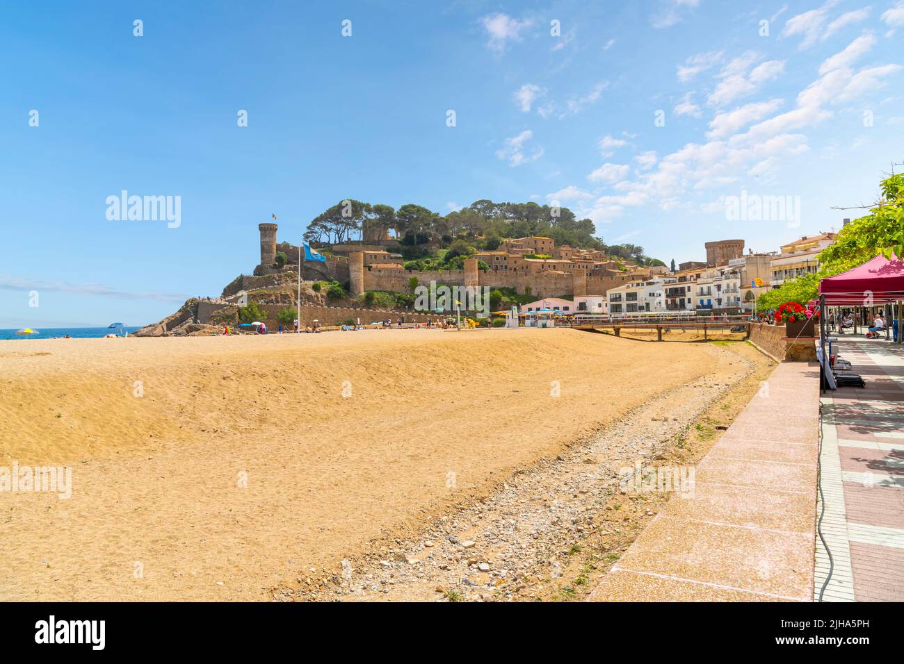Le château de 12th siècles le long de la plage et de la côte, au village de bord de mer de la Costa Brava et de la ville de Tossa de Mar, en Espagne. Banque D'Images
