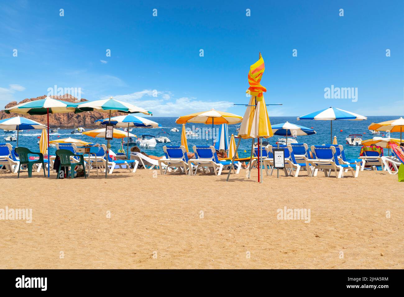 La plage de sable de Platja Gran dans la station balnéaire de Tossa de Mar, en Espagne, sur la côte de la mer Méditerranée de la Costa Brava. Banque D'Images