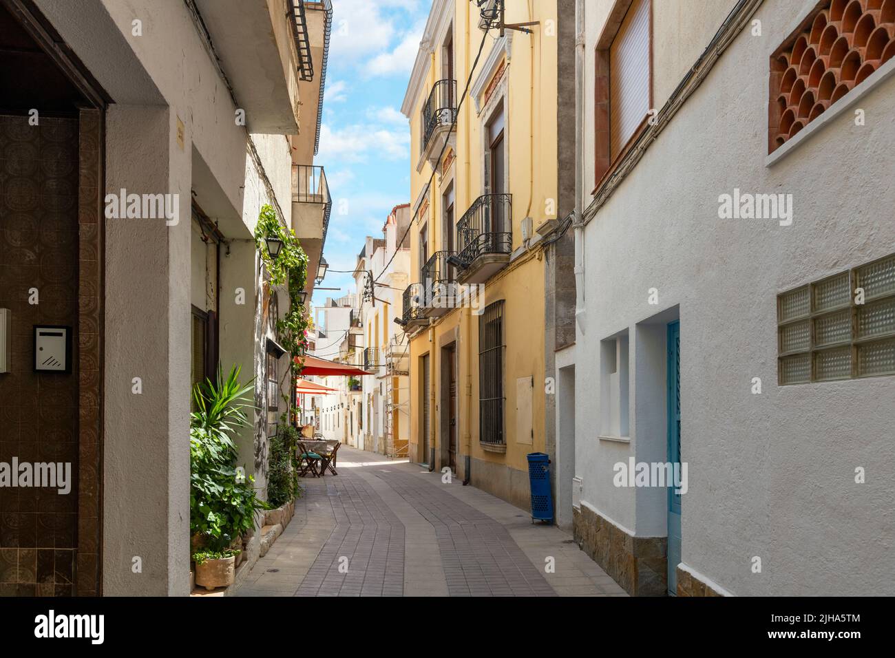 Les rues et ruelles pittoresques de la ville balnéaire de Tossa de Mar, en Espagne, sur la Costa Brava, le long de la mer Méditerranée. Banque D'Images