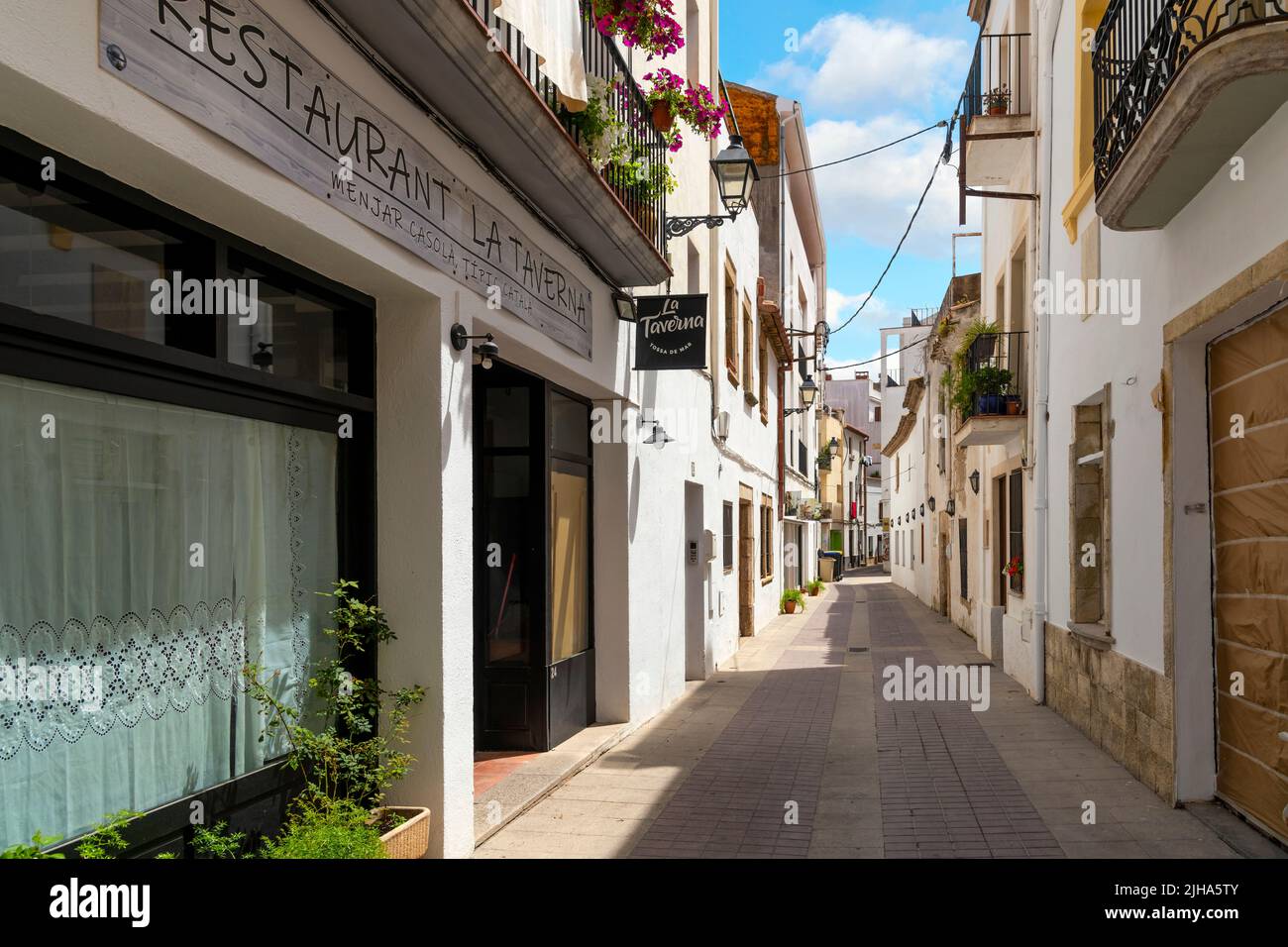 Les rues et ruelles pittoresques de la ville balnéaire de Tossa de Mar, en Espagne, sur la Costa Brava, le long de la mer Méditerranée. Banque D'Images