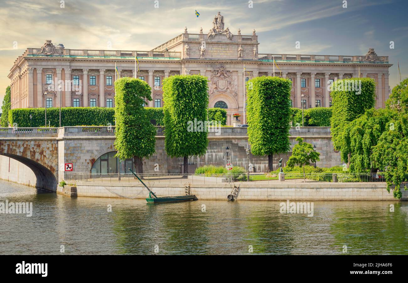 Riksdagshuset, le Parlement suédois, situé sur l'île de Helgeandsholmen, la vieille ville, ou Gamla Stan, Stockholm, Suède, en été Banque D'Images