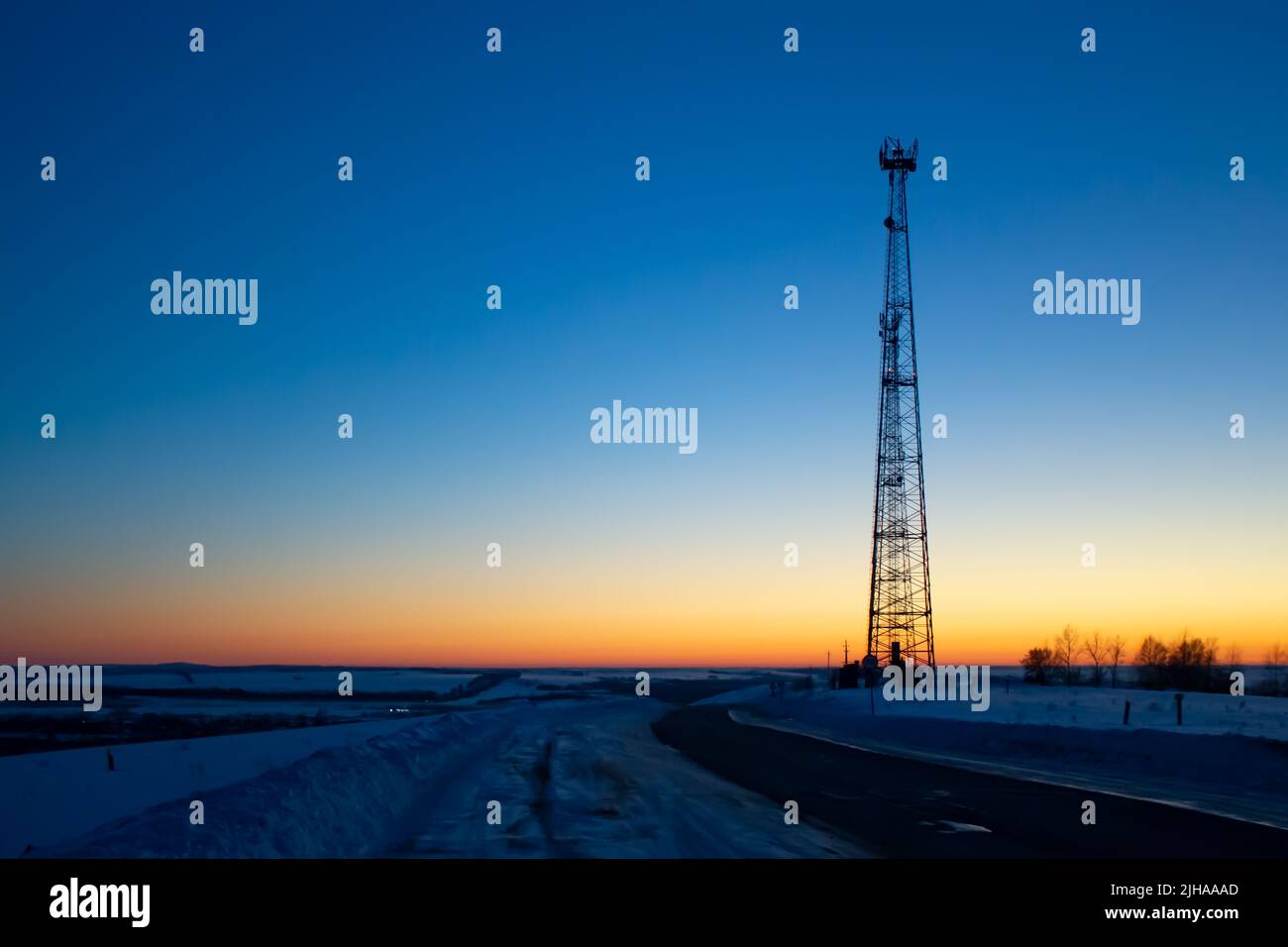 vue de nuit de la silhouette d'une tour de radio de télécommunications Banque D'Images