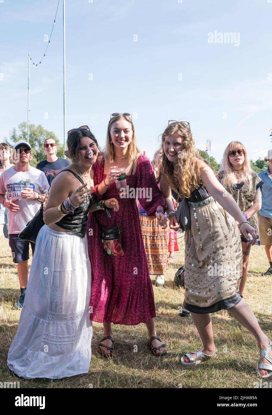 Météo au Royaume-Uni. Kirklington, Notinghamshire, Royaume-Uni. 16th juillet 2022. Le temps chaud et ensoleillé est le bienvenu pour les amateurs de musique au 15th. Porte à Southwell, International Roots and Acoustic Music Festival dans le petit village de Notinghamshire de Kirklington . Plus de 40 artistes se produisent sur 4 jours, attirant quelques-uns des plus grands noms de la scène musicale Roots et Acoustic ainsi que des talents locaux. Crédit : Alan Beastrall/Alay Live News Banque D'Images