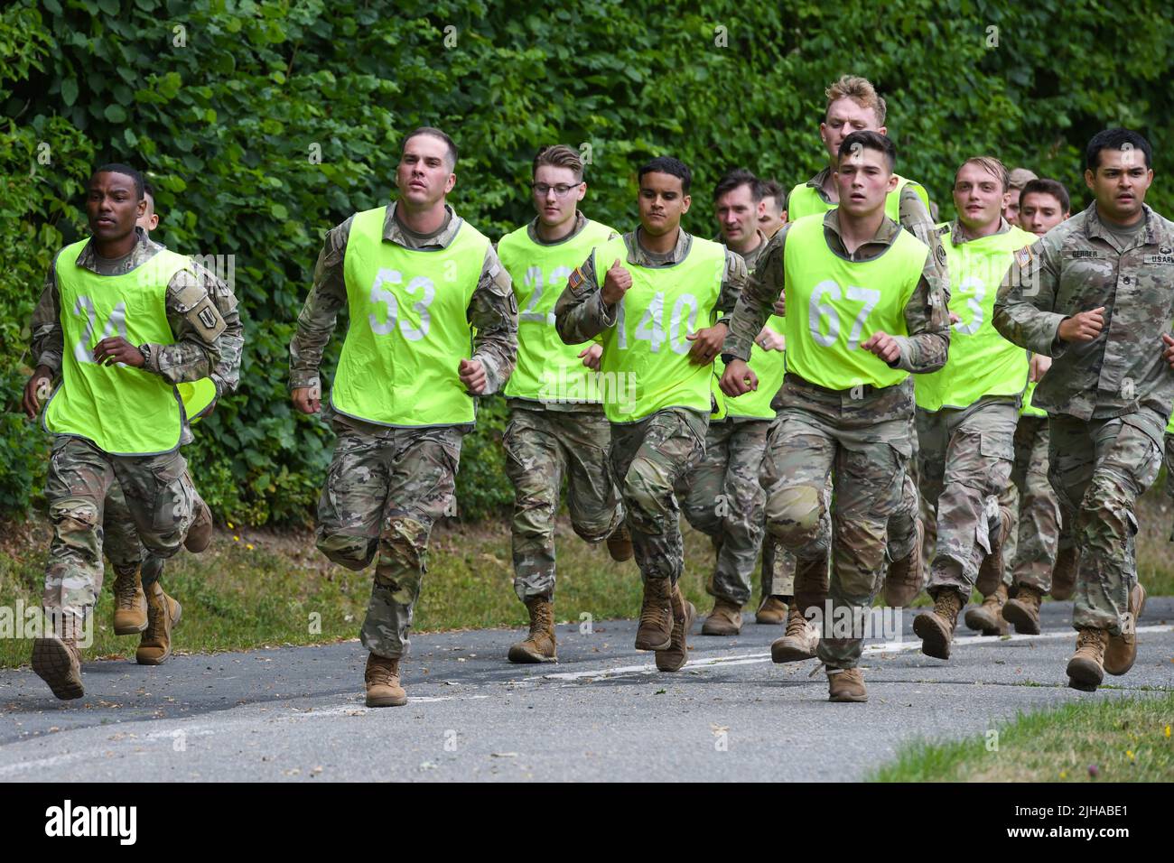 11 juillet 2022 - Grafenwoehr, Bayern, Allemagne - des soldats américains affectés à des unités du 7th Commandement de l'entraînement de l'Armée (7ATC) et du V corps effectuent la partie de l'épreuve de forme physique de combat de l'Armée de la meilleure épreuve de combat de niveau 7ATC/V corps à la zone d'entraînement de Grafenwoehr, Allemagne, 11 juillet 2022. Des équipes de toute l'armée américaine d'Europe et d'Afrique testent leur compétence tactique, leur communication et leur cohésion globale alors qu'elles se disputent le titre de meilleur Squad. Les équipes gagnantes de l'armée américaine se rencontreront dans la zone d'entraînement de Grafenwoehr, en Allemagne, pour se disputer le titre de meilleure armée américaine d'Europe et d'Afrique (USAREUR-AF) de l'État-Unis Banque D'Images