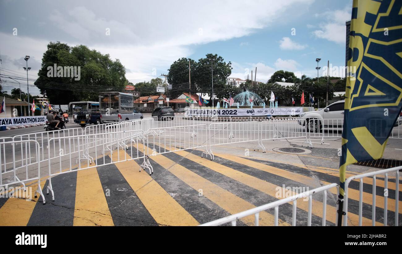 Cercles de dauphins jaunes et noirs à rayures zébrées Pattaya Thaïlande Banque D'Images