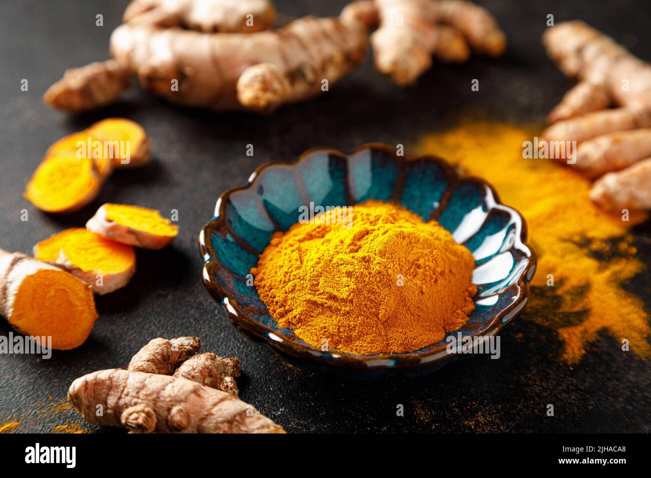 Curcuma. Racine de curcuma fraîche et curcumine en poudre Banque D'Images