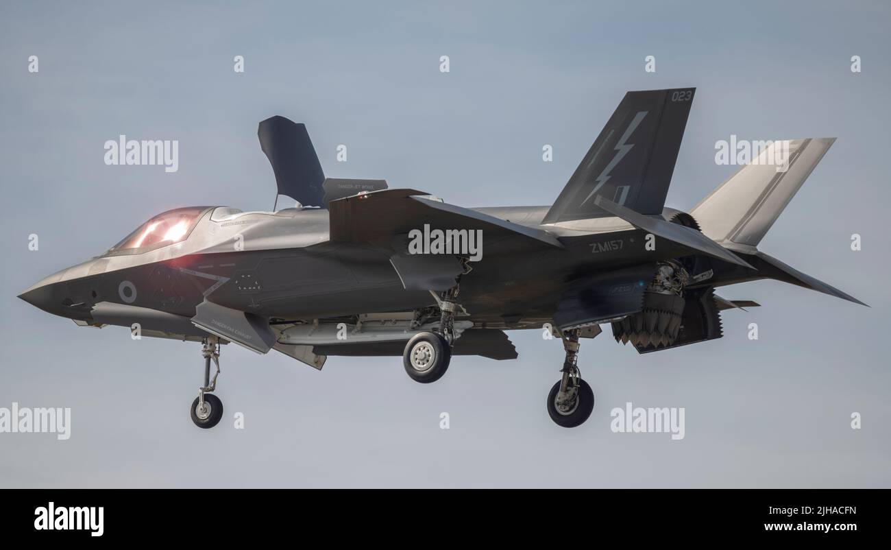 RAF Fairford, Gloucestershire, Angleterre, 16 juillet 2022. Lockheed Martin F-35B Lightning de l'escadron no 617, RAF Marham, a fait une démonstration de vol de poussée à vecteur au RIAT 2022. Crédit: Malcolm Park/Alay Banque D'Images