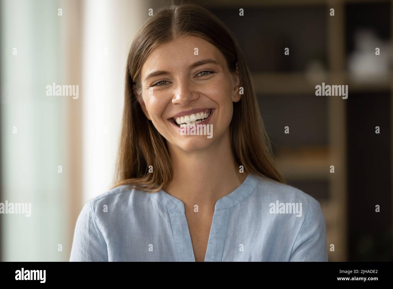 Portrait de tête femme avec la beauté naturelle posant à l'intérieur Banque D'Images