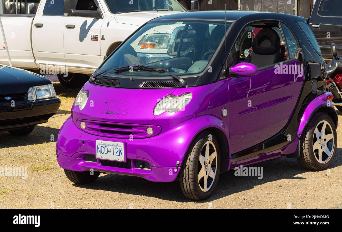 Voiture électrique d'extérieur intelligente. Violet voiture électrique intelligente fortwo. Banque D'Images