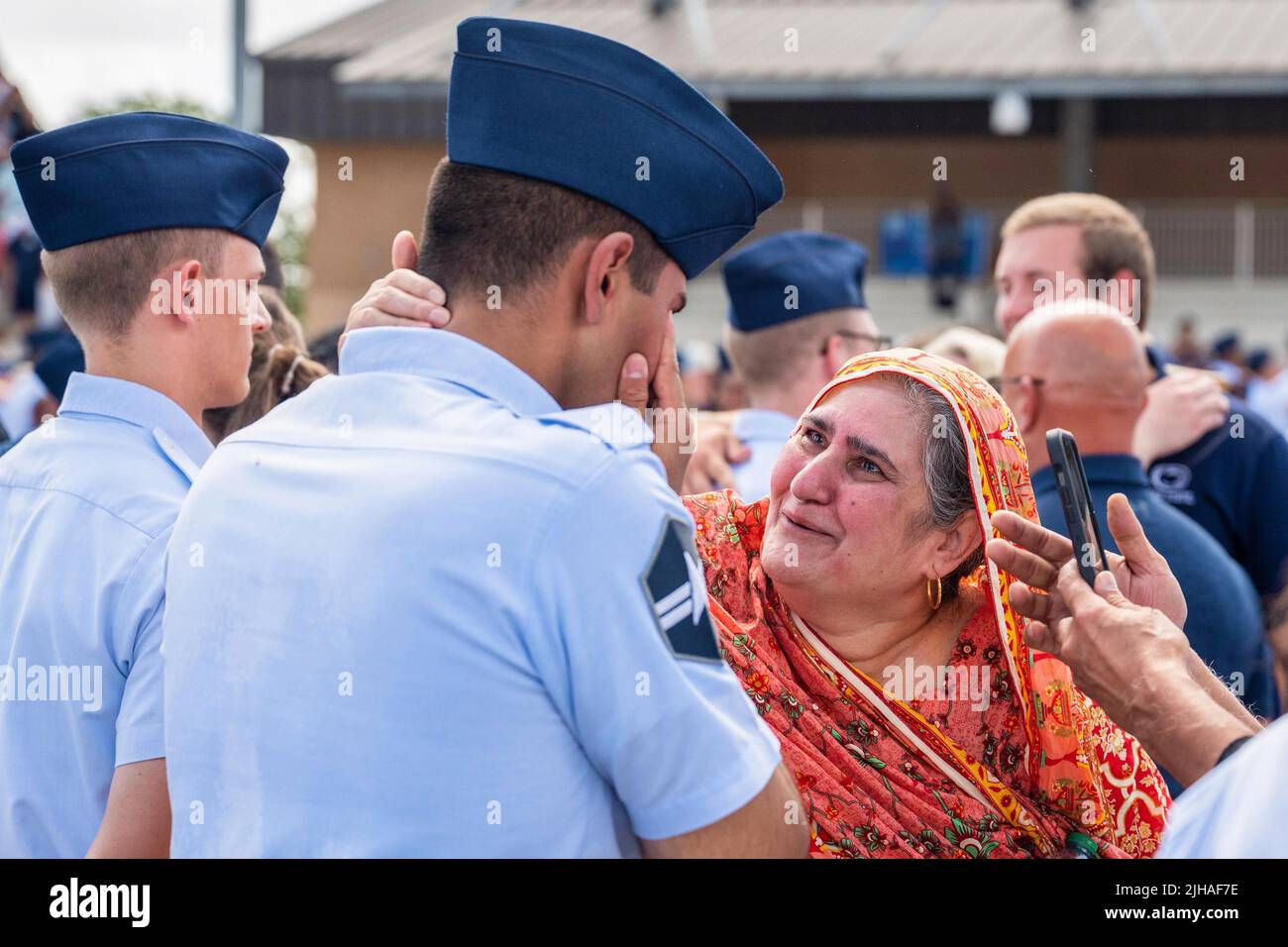 Base aérienne de Lackland, Texas, États-Unis. 22nd juin 2022. Un gardien de la Force spatiale américaine est réuni avec sa famille après une cérémonie de formation militaire de base au centre de réception de Pfingston, joint base San Antonio-Lackland, Texas, sur 22 juin 2022. Credit: US Space Force/ZUMA Press Wire Service/ZUMAPRESS.com/Alamy Live News Banque D'Images