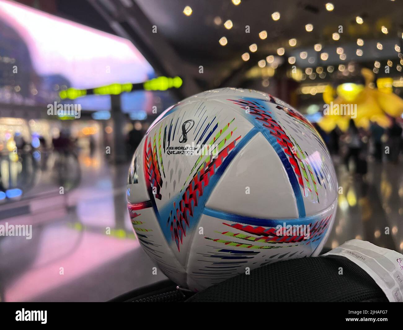 Qatar coupe du monde de la FIFA 2022 ballon Al Rihla à l'aéroport Hamad Doha Banque D'Images