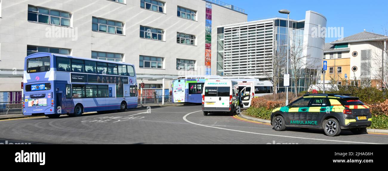 Arrêt de bus & sortie patient ambulance privée parking entrée au NHS Broomfield Hospital National Health service centre de santé Chelmsford Angleterre Royaume-Uni Banque D'Images