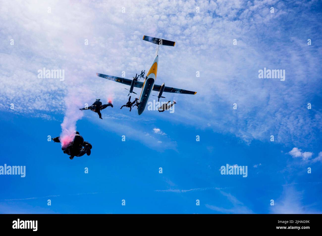 Selfridge Air National Guard Bas, Michigan, États-Unis. 8th juillet 2022. Les membres de l'équipe de parachutistes de l'armée américaine sautent de leur avion, le C-147A, pour une démonstration de saut à la base de la Garde nationale aérienne de Selfridge le 8 juillet 2022. Le saut est en avant de l'Open House Selfridge et du salon de l'air sur 9 juillet et 10. Crédit: Armée américaine/ZUMA Press Wire Service/ZUMAPRESS.com/Alamy Live News Banque D'Images