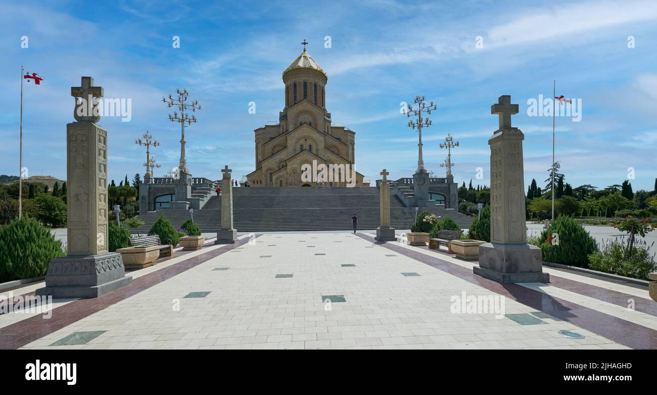 Cathédrale Sainte-Trinité de Tbilissi, Géorgie vue extérieure de la lumière du jour montrant l'architecture unique de la cathédrale avec des personnes marchant sur les escaliers Banque D'Images