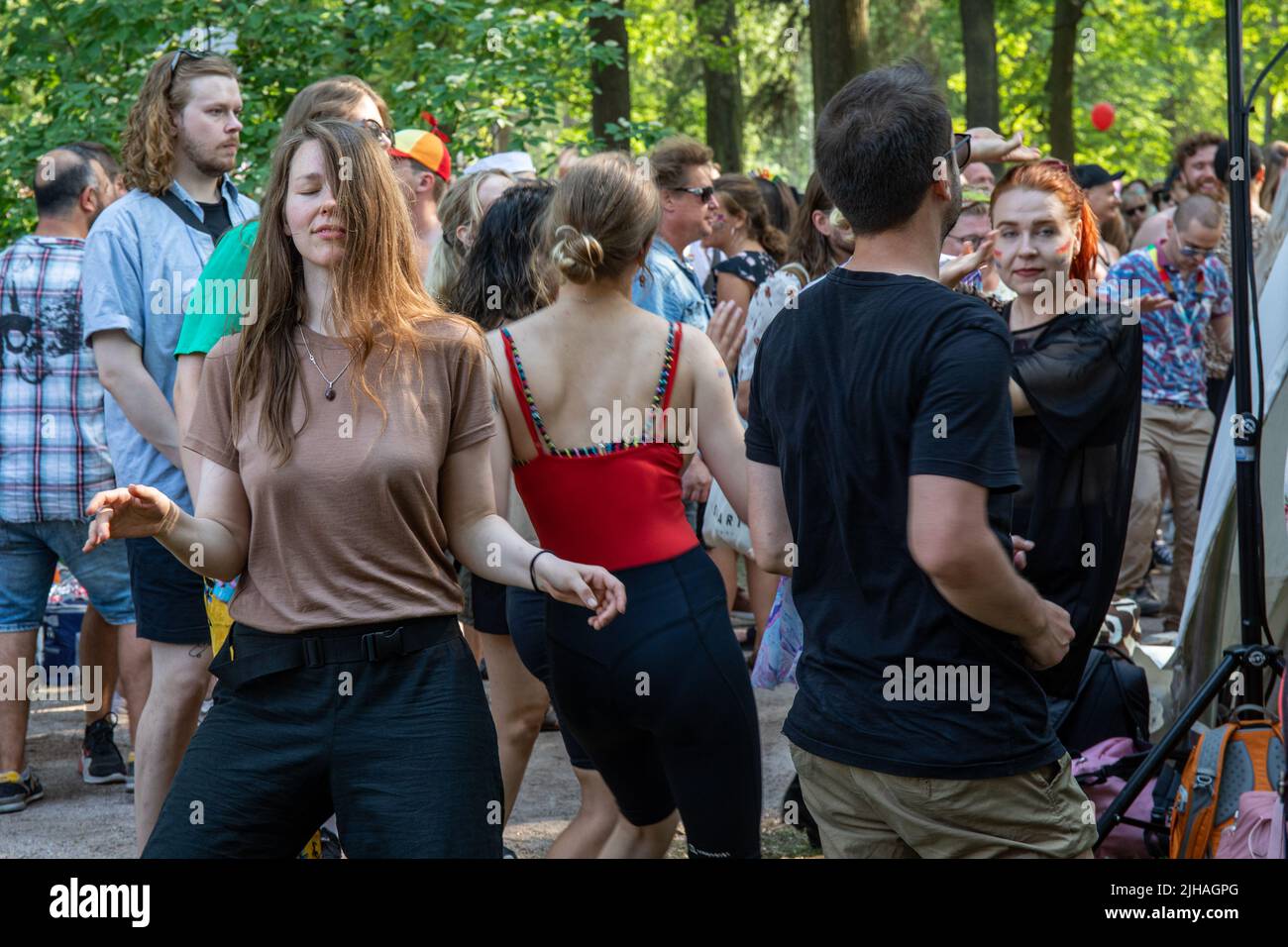 Les gens dansent et célèbrent au pique-nique du parc Helsinki Pride 2022 à Kaivopuisto, Helsinki, Finlande Banque D'Images