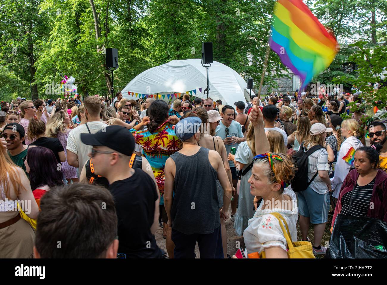 Des gens qui font la fête près de la tente du DJ au pique-nique du parc Helsinki Pride 2022 à Kaivopuisto, Helsinki, Finlande Banque D'Images