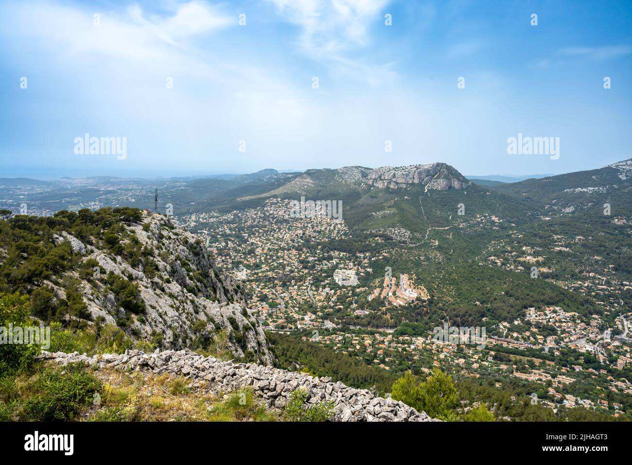 vue panoramique sur Dardenne dans la région de Toulon, Provence Alpes, France. La photo est prise du Mont Faron. Le Mont Caume est visible en arrière-plan. Banque D'Images