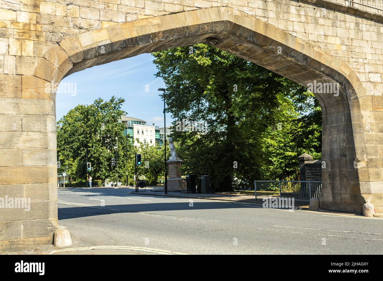 Entrée dans les remparts de la ville de York, menant à l'ancienne gare ferroviaire de York. Banque D'Images