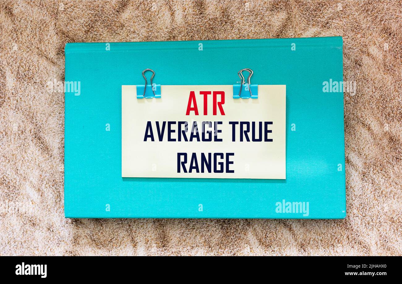 ATR Average True Range, agenda vert sur fond beige, concept commercial Banque D'Images