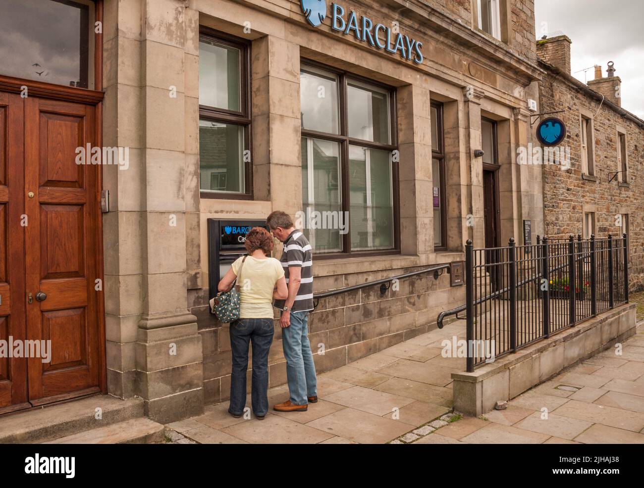 Une succursale de la banque Barclays situé dans le village rural de Middleton en Angleterre,Teesdale,UK avec l'homme et la femme au distributeur Banque D'Images